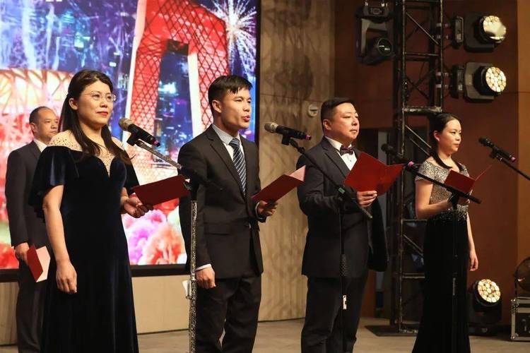 唱出他们对祖国的热爱歌曲《不忘初心》说尽他们对东大的祝福朗诵《燃
